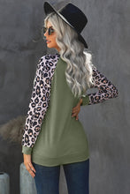 Load image into Gallery viewer, Leopard Long Sleeve Pocket Sweatshirt
